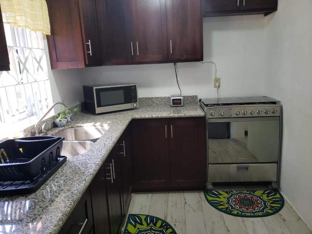 Hill Retreat - Kingston Hotel Екстериор снимка